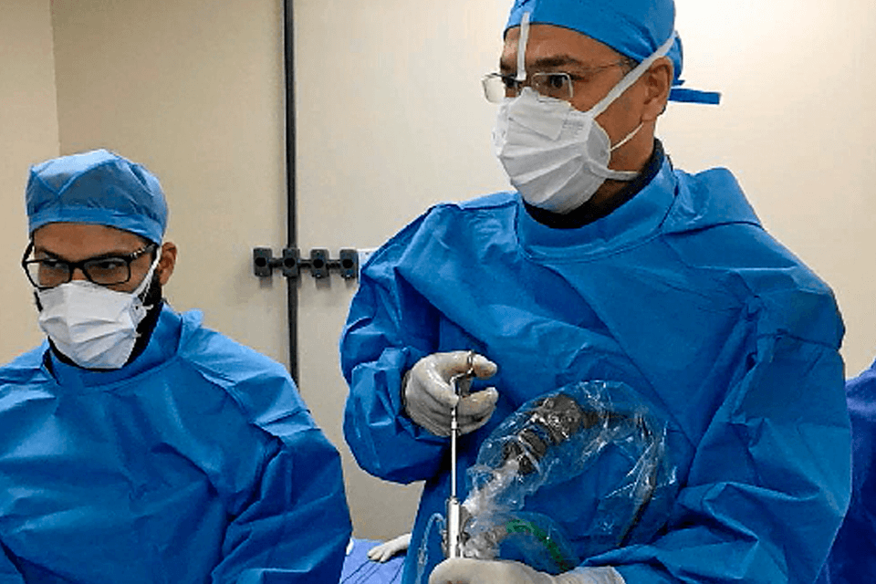 Cirurgia inovadora para hérnia de disco chega na rede pública