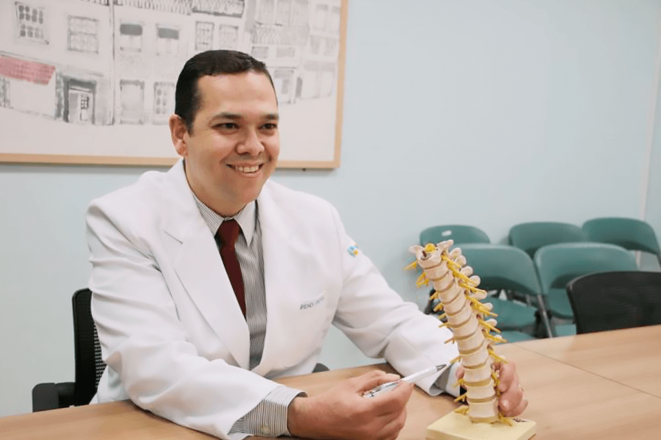 As estruturas da coluna vertebral demostradas pelo Dr. Breno Frota.